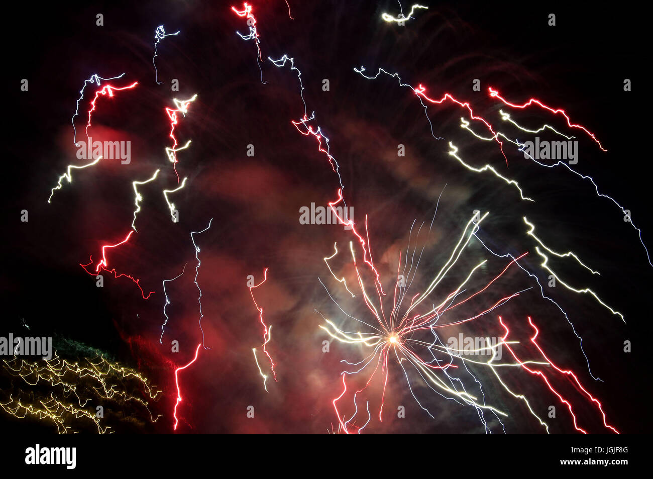 Abstract di slow shutter striature e raffiche di coloratissimi botti da fuochi d'artificio Foto Stock