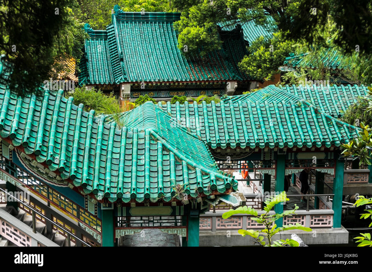 La Cina verde tetto di terracotta tetti piastrellati, prese a buon auspicio Giardino a Wong Tai Sin Temple, Hong Kong Foto Stock