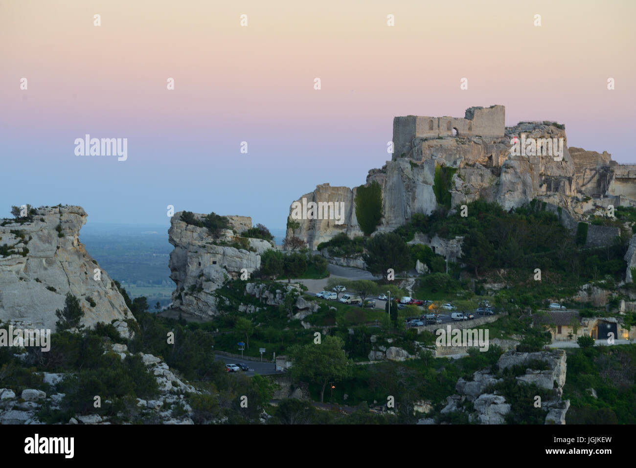 Tramonto su Les Baux o Les Baux-de-Provence Hilltop Village & castello in rovina in colline Alpilles Provenza Francia Foto Stock