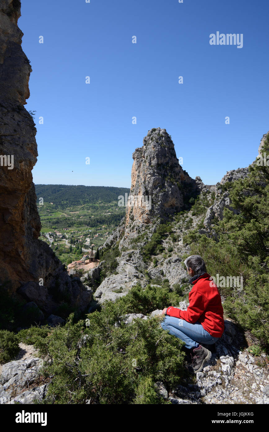 Walker gode della vista del paesaggio nella gola sopra Moustiers o Moustiers-Sainte-Marie Alpes-de-Haute-Provence Francia Foto Stock