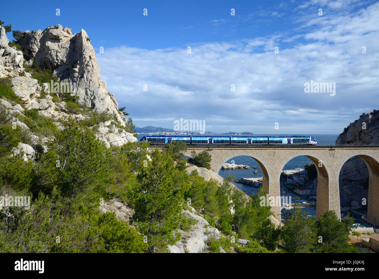 Locale o treno regionale incrocio viadotto ferroviario a La Calanque Vesse sul Mediterraneo La Côte bleue o blu costa ad ovest di Marsiglia Francia Foto Stock