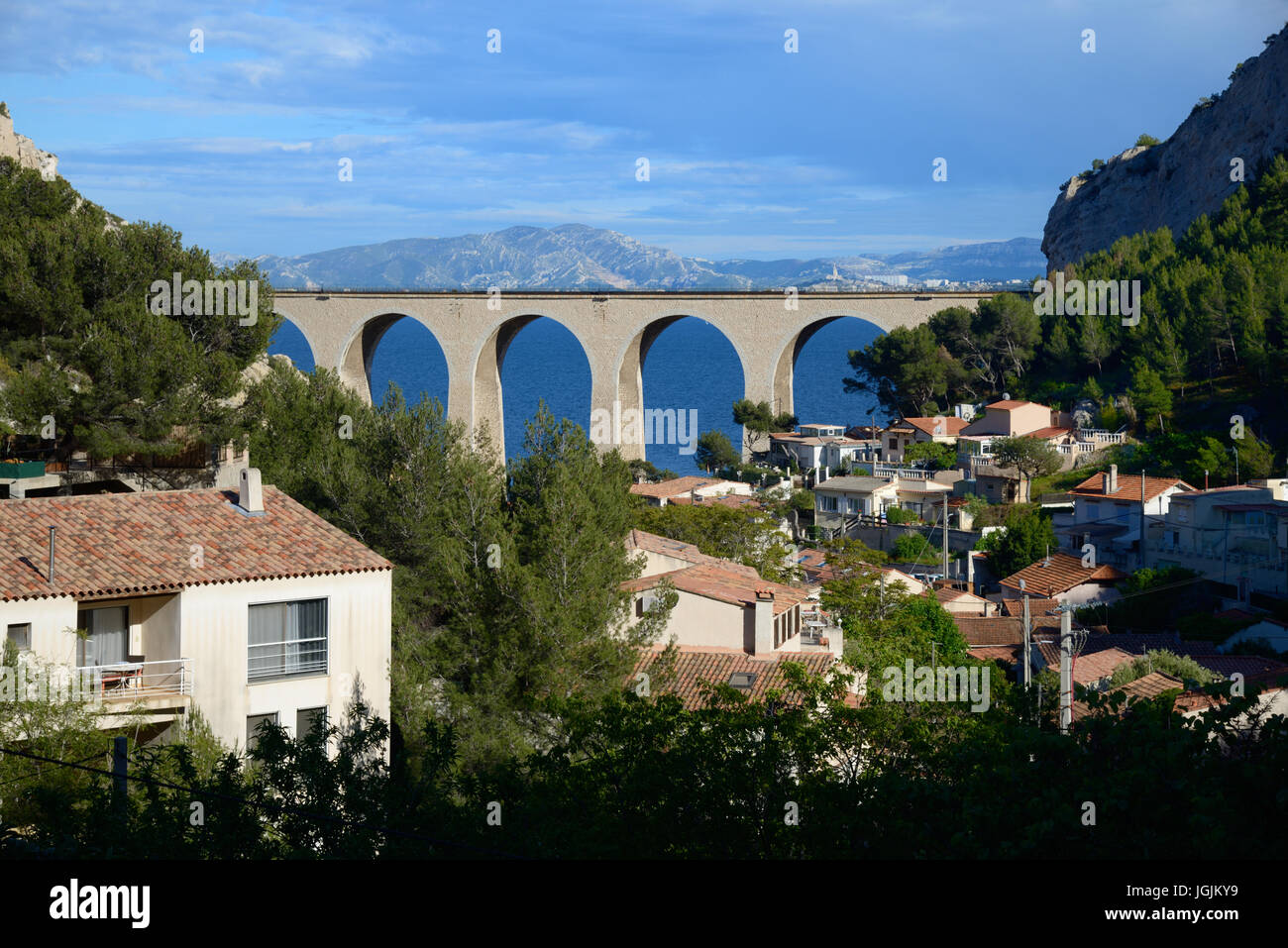 Il viadotto ferroviario e il villaggio di La Calanque Vesse sul Mediterraneo La Côte bleue o blu costa ad ovest di Marsiglia Francia Foto Stock