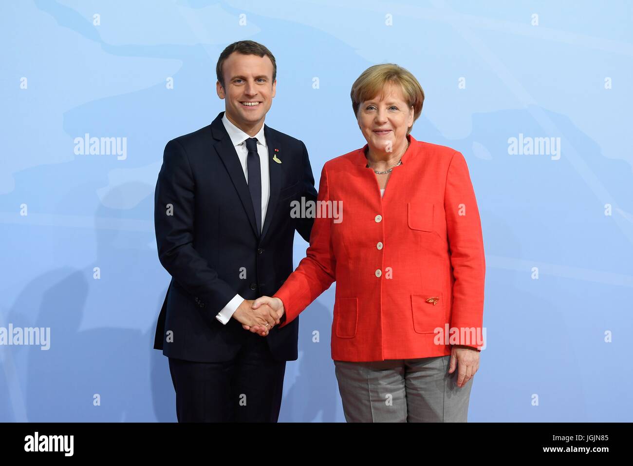 Amburgo, Germania. 07 Luglio, 2017. Il cancelliere tedesco Angela Merkel accoglie il Presidente francese Emmanuel Macron all'inizio del primo giorno del Vertice G20 riuniti il 7 luglio 2017 ad Amburgo, in Germania. Credito: Planetpix/Alamy Live News Foto Stock