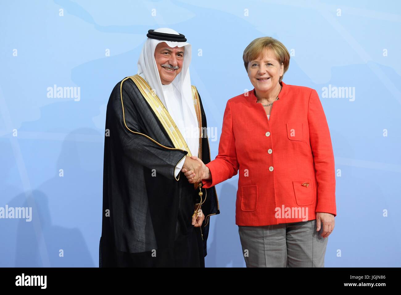 Amburgo, Germania. 07 Luglio, 2017. Il cancelliere tedesco Angela Merkel si compiace Arabia il ministro di Stato Ibrahim Abdulaziz Al-Assaf all'inizio del primo giorno del Vertice G20 riuniti il 7 luglio 2017 ad Amburgo, in Germania. Credito: Planetpix/Alamy Live News Foto Stock