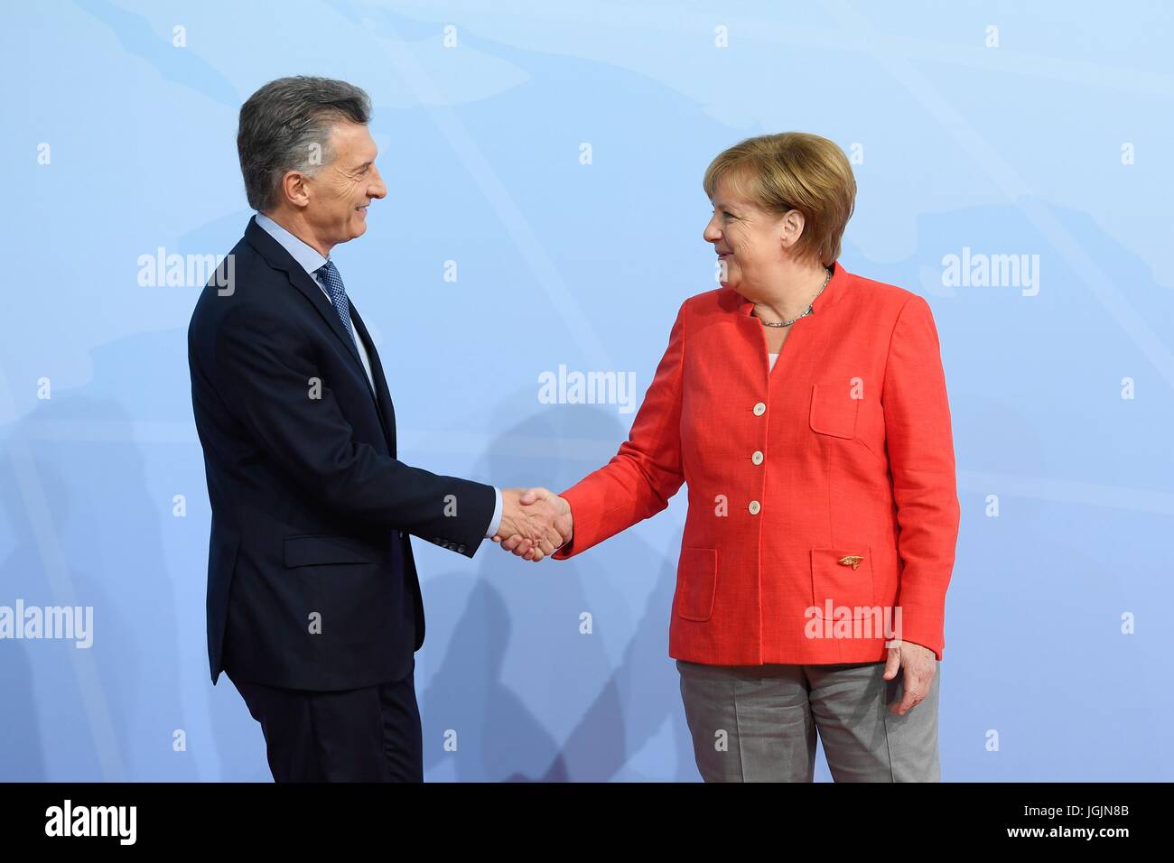 Amburgo, Germania. 07 Luglio, 2017. Il cancelliere tedesco Angela Merkel accoglie il presidente argentino Mauricio Macri all'inizio del primo giorno del Vertice G20 riuniti il 7 luglio 2017 ad Amburgo, in Germania. Credito: Planetpix/Alamy Live News Foto Stock