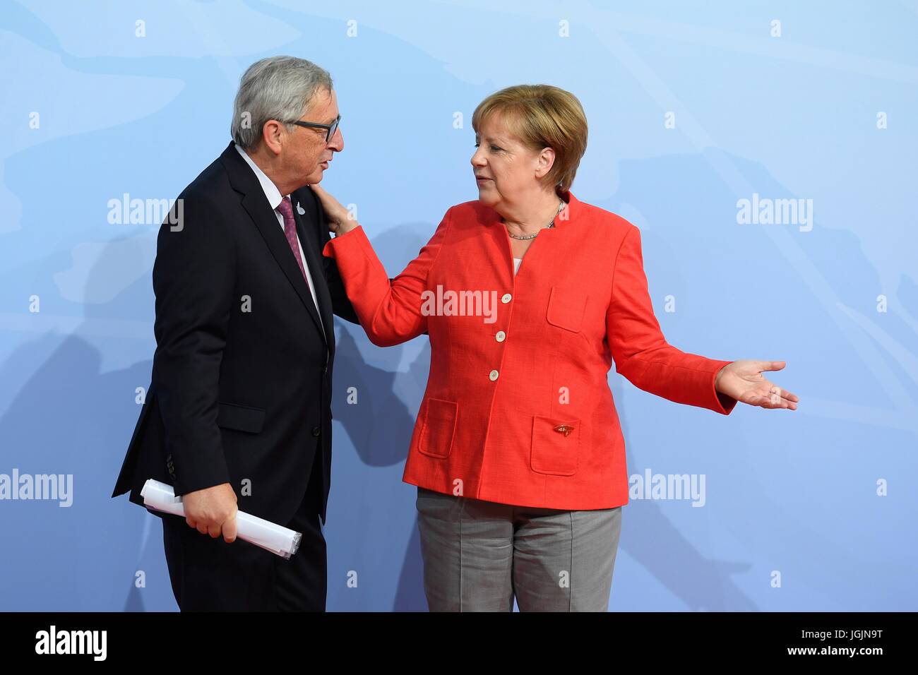 Amburgo, Germania. 07 Luglio, 2017. Il cancelliere tedesco Angela Merkel accoglie Presidente del Consiglio europeo Jean Claude Juncker all'inizio del primo giorno del Vertice G20 riuniti il 7 luglio 2017 ad Amburgo, in Germania. Credito: Planetpix/Alamy Live News Foto Stock