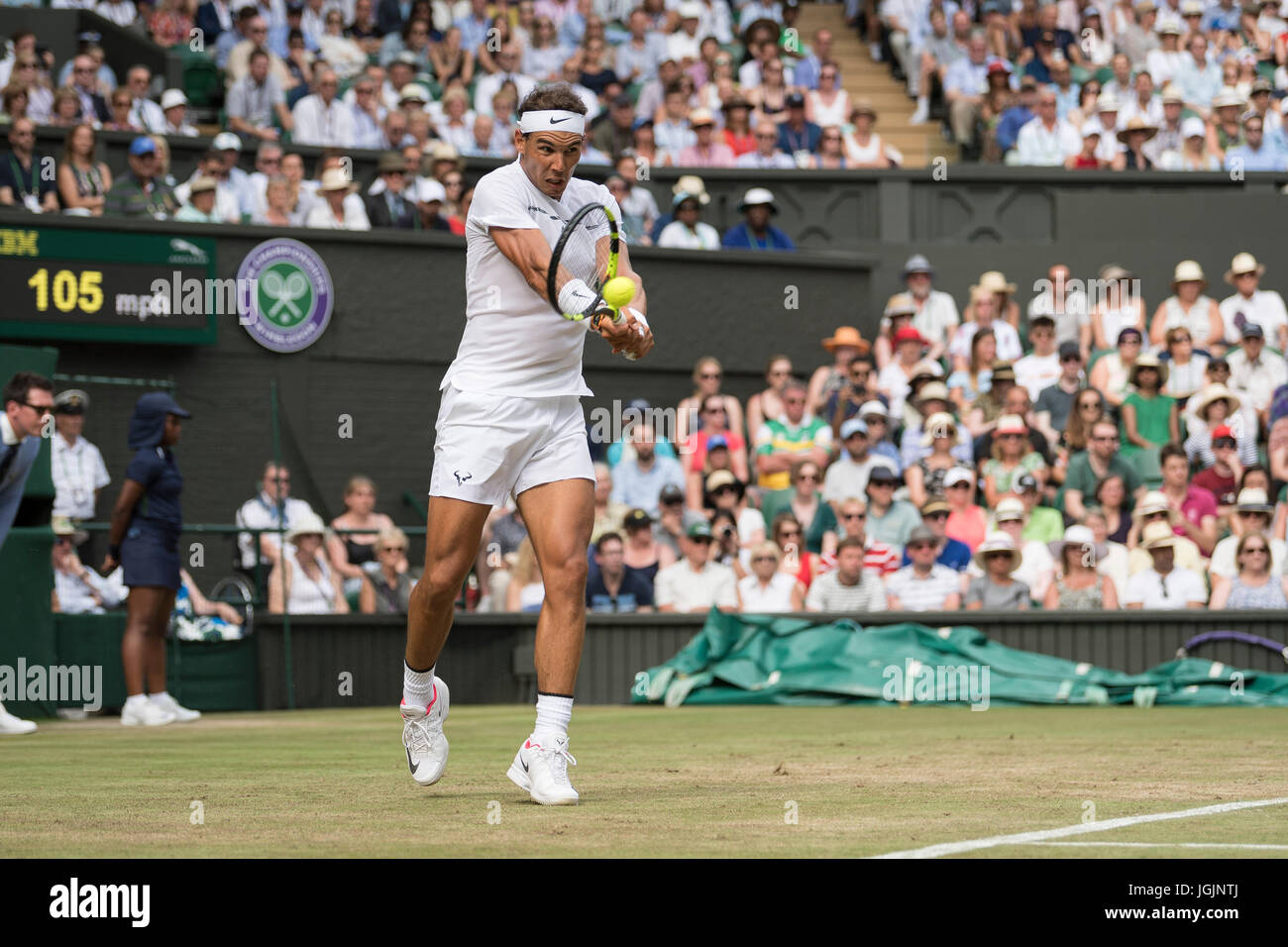 Londra, Regno Unito. Il 7 luglio, 2017. Il torneo di Wimbledon Tennis Championships 2017 tenutasi a tutti, UK. 07 Luglio, 2017. Lawn Tennis e Croquet Club di Londra, Inghilterra, Regno Unito. GENTLEMEN'S SINGLES - Terzo round Rafael Nadal (ESP) [4] v Karen Khachanov (RUS) [30] sul Centre Court. Nella foto:- Rafael Nadal. Credito: Duncan Grove/Alamy Live News Foto Stock