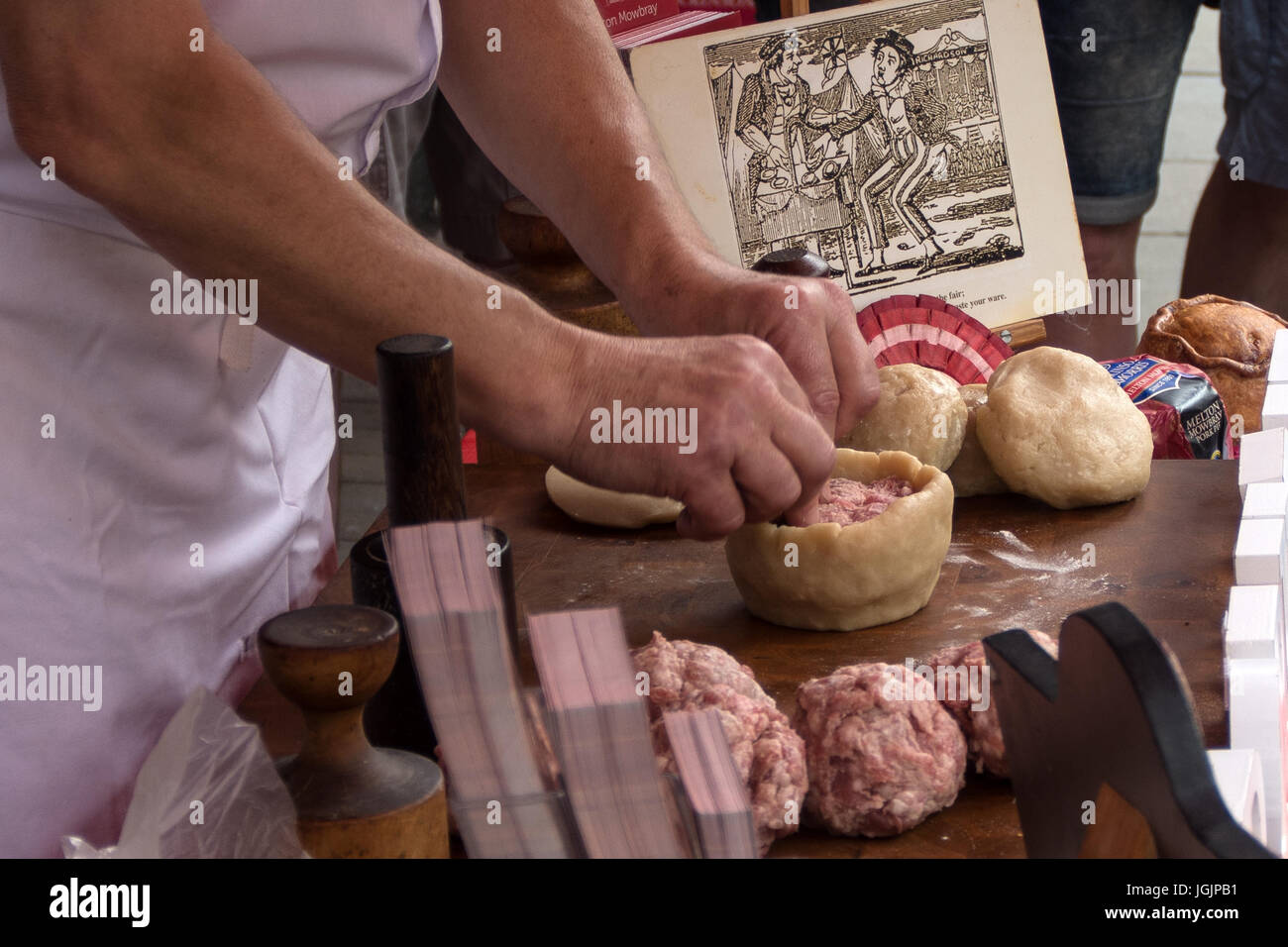 Melton Mowbray 7 Luglio 2017: Ye Olde pasticcio di maiale Shoppe tradizionale torta di maiale macellaio corre un esterno di dimostrazione del loro pluripremiato Melton Mowbray pasticcio di maiale ricetta su una calda giornata in centro città. Credito: Clifford Norton/Alamy Live News Foto Stock