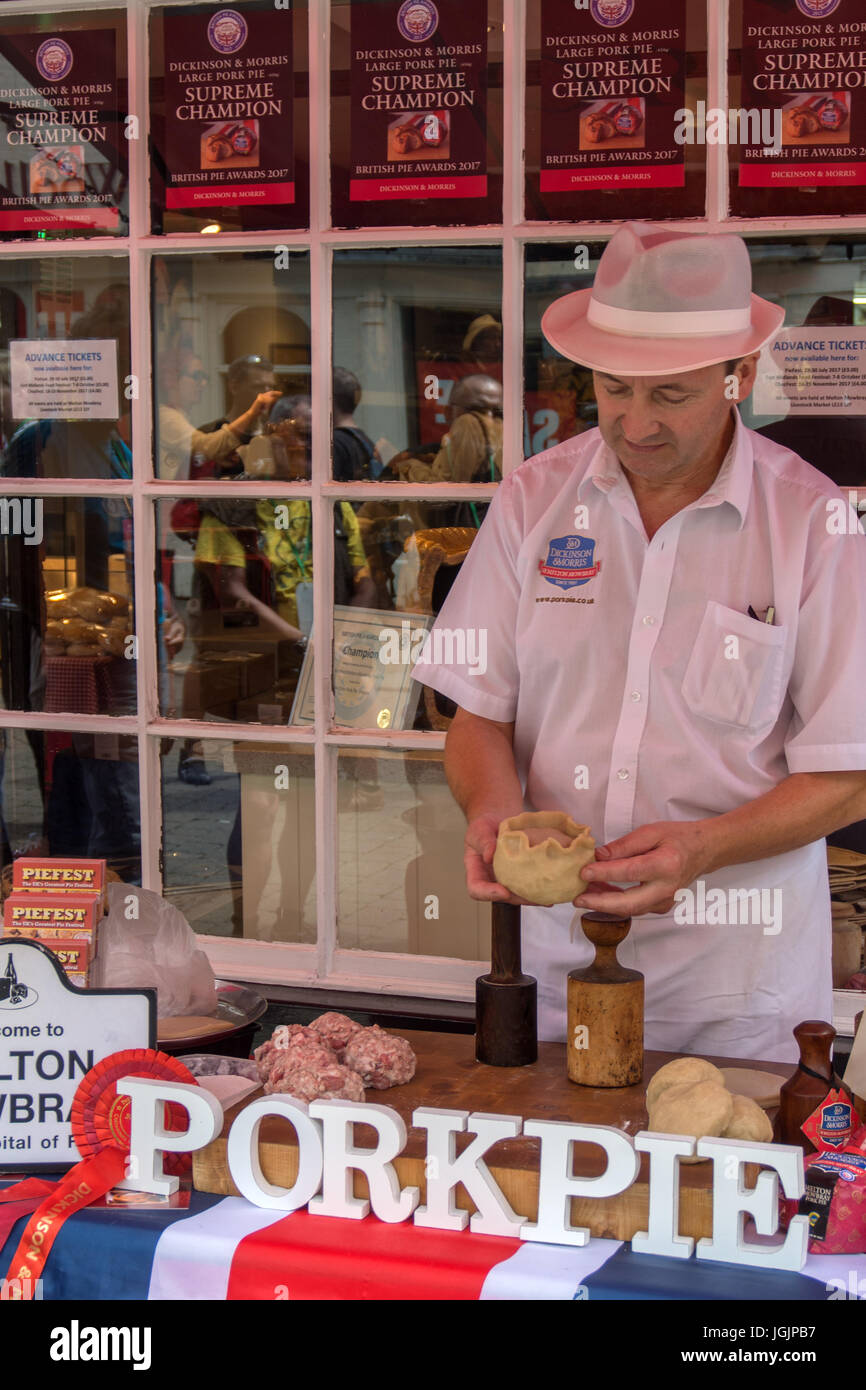 Melton Mowbray 7 Luglio 2017: Ye Olde pasticcio di maiale Shoppe tradizionale torta di maiale macellaio corre un esterno di dimostrazione del loro pluripremiato Melton Mowbray pasticcio di maiale ricetta su una calda giornata in centro città. Credito: Clifford Norton/Alamy Live News Foto Stock