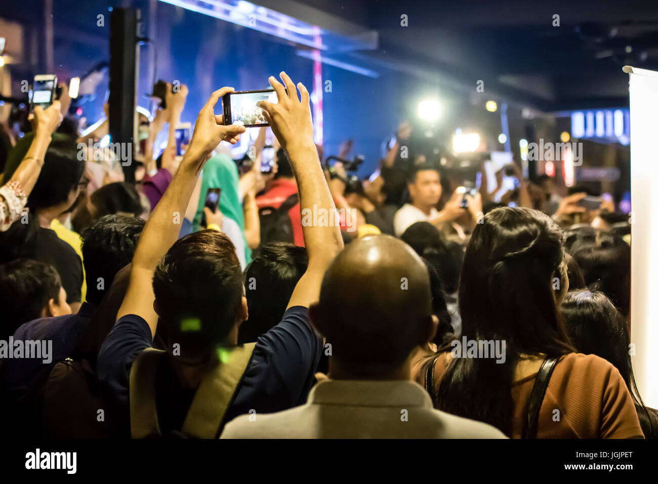 Kuala Lumpur, Malesia. 7 Luglio, 2017. Hot Bollywood Indian attrice Kareena Kapoor è in Kuala Lumpur e una grande folla di tifosi malese in attesa di vedere la sua. Credito: Danny Chan/Alamy Live News Foto Stock