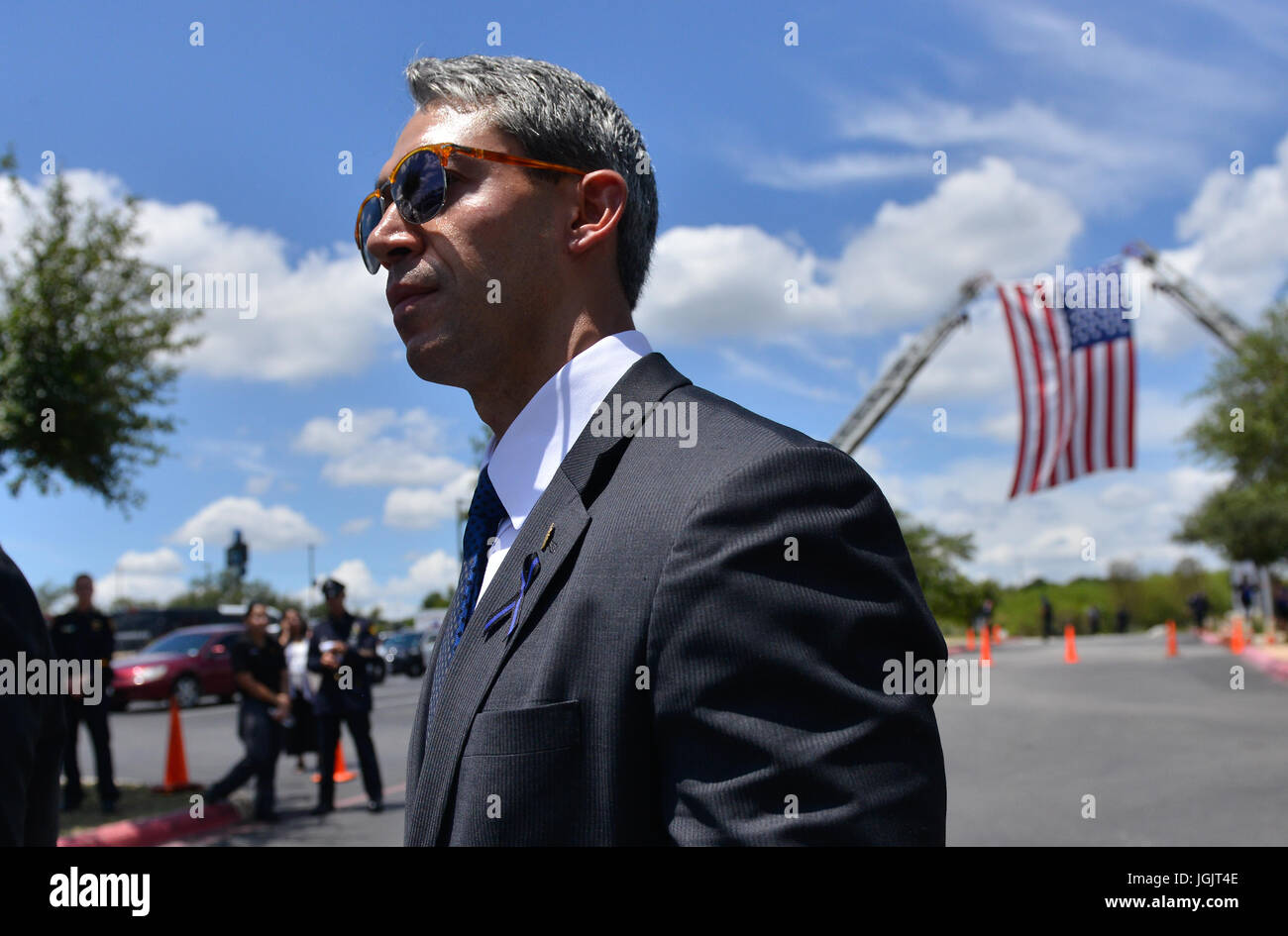 7 luglio 2017 - San Antonio, Texas, Stati Uniti d'America - San Antonio Sindaco Ron Nirenberg lascia i funerali di ucciso San Antonio funzionario di polizia MIGUERL MORENO venerdì. Moreno's assalitore si suicidò poco dopo il massacro. (Credito Immagine: © Robin Jerstad via ZUMA filo) Foto Stock