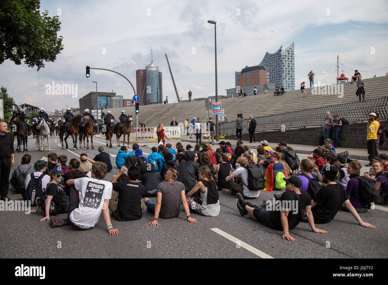 Amburgo, Germania. 7 Luglio, 2017. I dimostranti e polizia si scontrano in Amburgo, Germania, il primo giorno del Vertice del G20. Credito: Ted Hammond/Alamy Live News Foto Stock