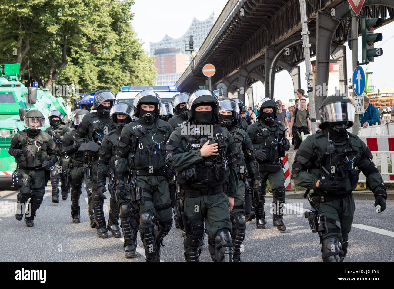 Amburgo, Germania. 7 Luglio, 2017. I dimostranti e polizia si scontrano in Amburgo, Germania, il primo giorno del Vertice del G20. Credito: Ted Hammond/Alamy Live News Foto Stock