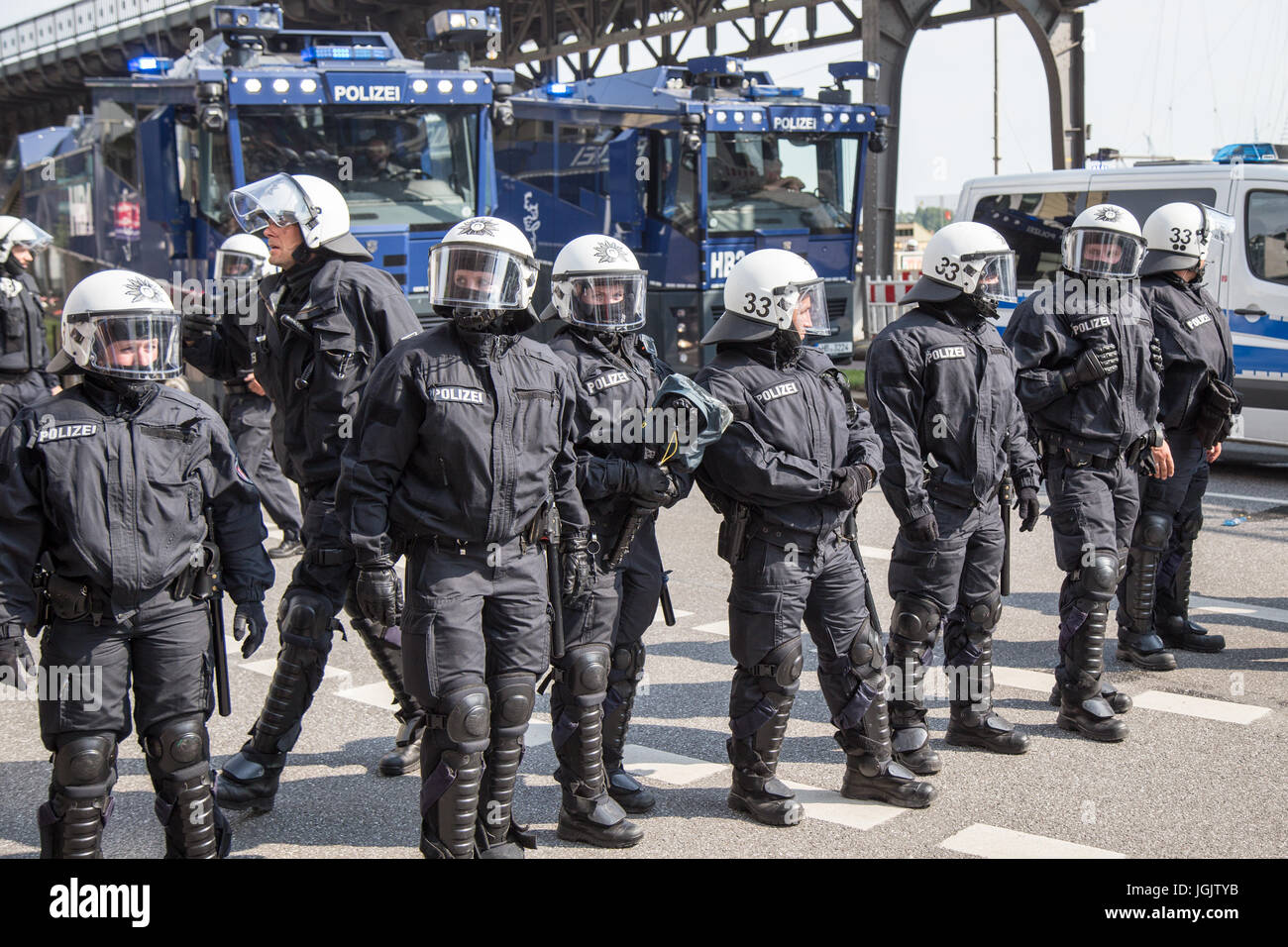 Amburgo, Germania. 7 Luglio, 2017. I dimostranti e polizia si scontrano in Amburgo, Germania, il primo giorno del Vertice del G20. Credito: Ted Hammond/Alamy Live News Foto Stock