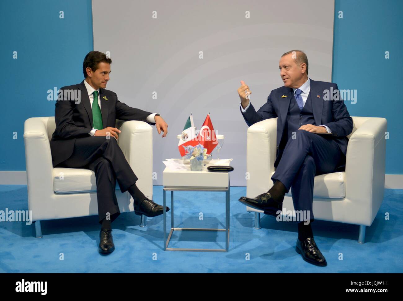 Amburgo, Germania. 07 Luglio, 2017. Il Presidente messicano Enrique Peña Nieto, sinistra, nel corso di un incontro bilaterale con il presidente turco Recep Tayyip Erdogan a margine del primo giorno del Vertice G20 riuniti il 7 luglio 2017 ad Amburgo, in Germania. (Presidenciamx via Planetpix) Foto Stock