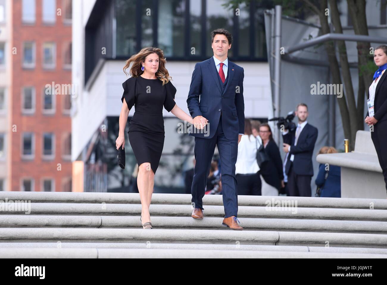 Amburgo, Germania. 07 Luglio, 2017. Il primo ministro canadese Justin Trudeau e moglie Sophie Gregoire Trudeau arriva per un concerto presso la Elbphilharmonie concert hall il primo giorno del Vertice G20 riuniti il 7 luglio 2017 ad Amburgo, in Germania. (Bundesregierung/Denzel via Planetpix) Foto Stock