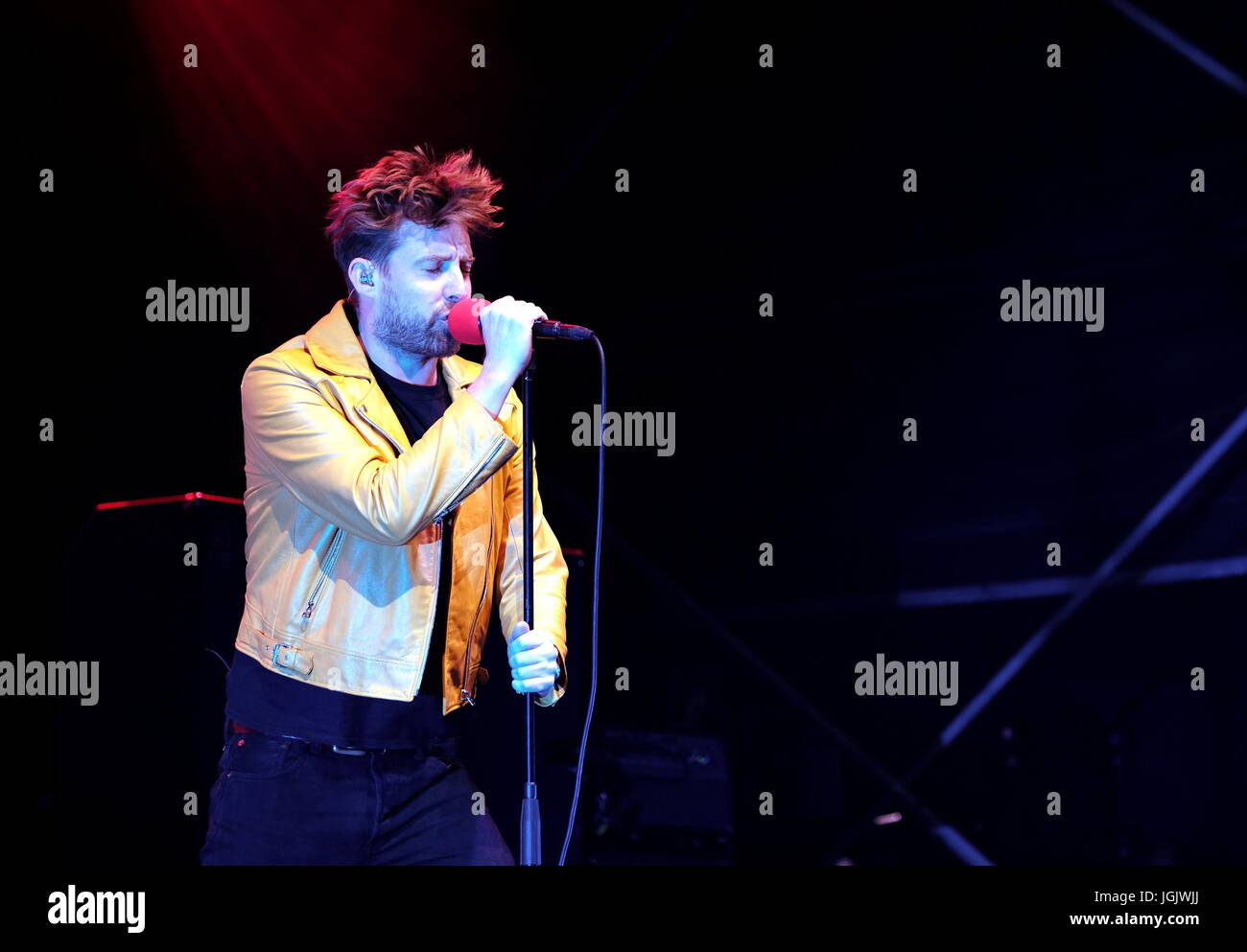 Grande Tew, Oxfordshire, Regno Unito. Il 7 luglio 2017. Festival Cornbury Giorno 1- band britannica il Kaiser Chiefs effettuando al Festival Cornbury, Oxfordshire 7 luglio 2017 Credit: DFP/fotografica Alamy Live News Foto Stock