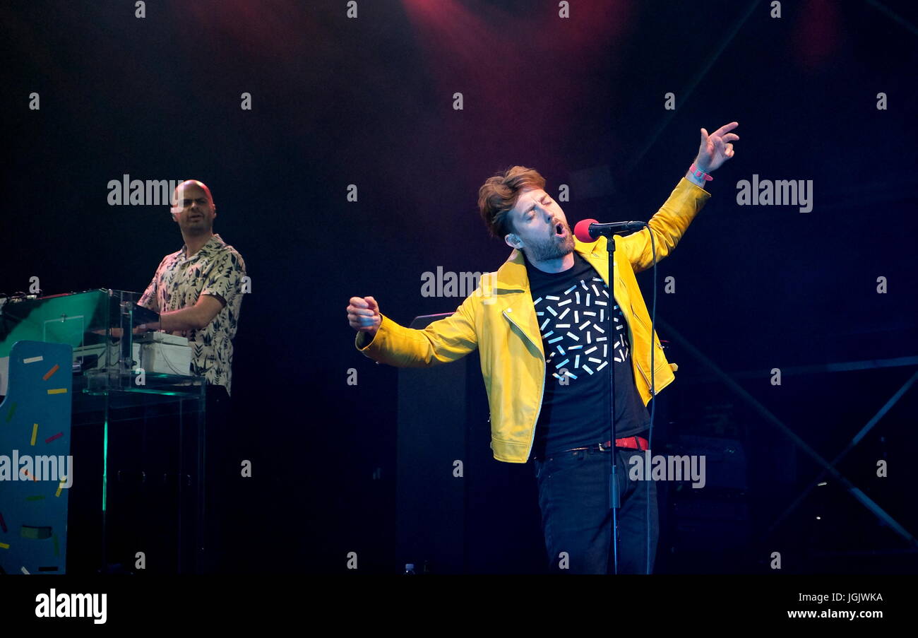 Grande Tew, Oxfordshire, Regno Unito. Il 7 luglio 2017. Festival Cornbury Giorno 1- band britannica il Kaiser Chiefs effettuando al Festival Cornbury, Oxfordshire 7 luglio 2017 Credit: DFP/fotografica Alamy Live News Foto Stock