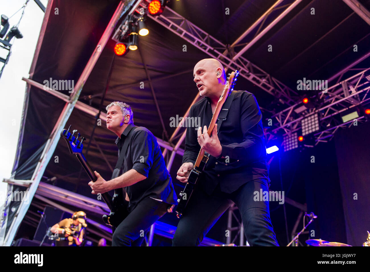 Coventry, Regno Unito. 7 Luglio, 2017. L annuale Coventry Godiva Music Festival ha aperto la notte scorsa con ingenti folle di frequentare per guardare il leggendario New Wave band The Stranglers headline. Il festival si svolge fino a domenica sera con agisce come Kate Nash, esempio, Badfinger e il buio ancora da eseguire. Credito: Andy Gibson/Alamy Live News. Foto Stock