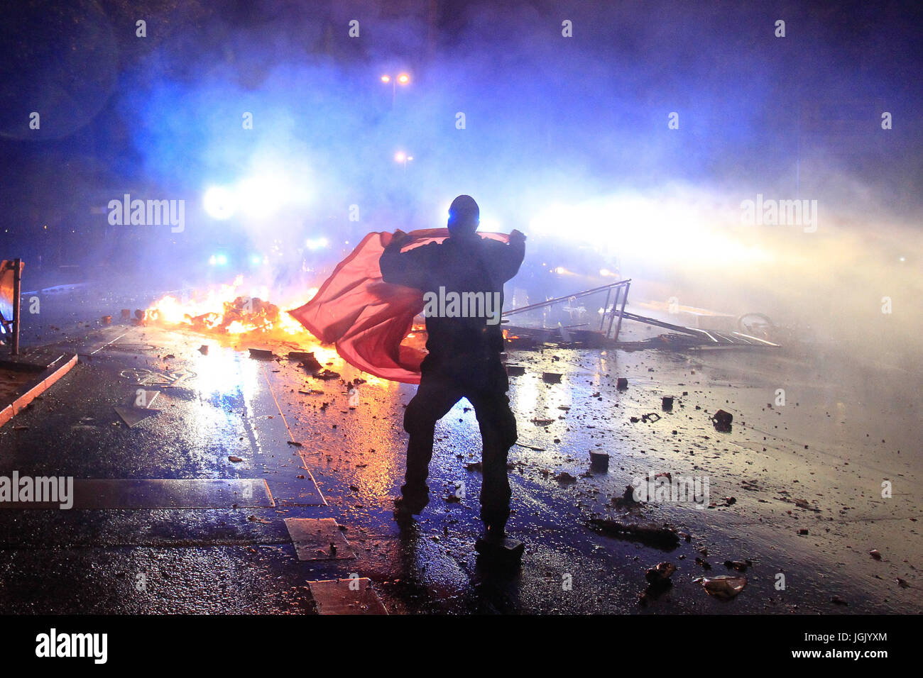 Amburgo, Germania. 07 Luglio, 2017. manifestazione contro il vertice del G20 del 7 luglio 2017 ad Amburgo, in Germania. I leader del G20 gruppo di nazioni stanno arrivando ad Amburgo oggi per il 7-8 luglio vertice economico e le autorità si stanno preparando a grande scala e dirompente gli sforzi di protesta. (Foto: DOUGLAS PINGITURO/BRASILE PHOTO PRESS) Credito: Brasile Photo Press/Alamy Live News Foto Stock