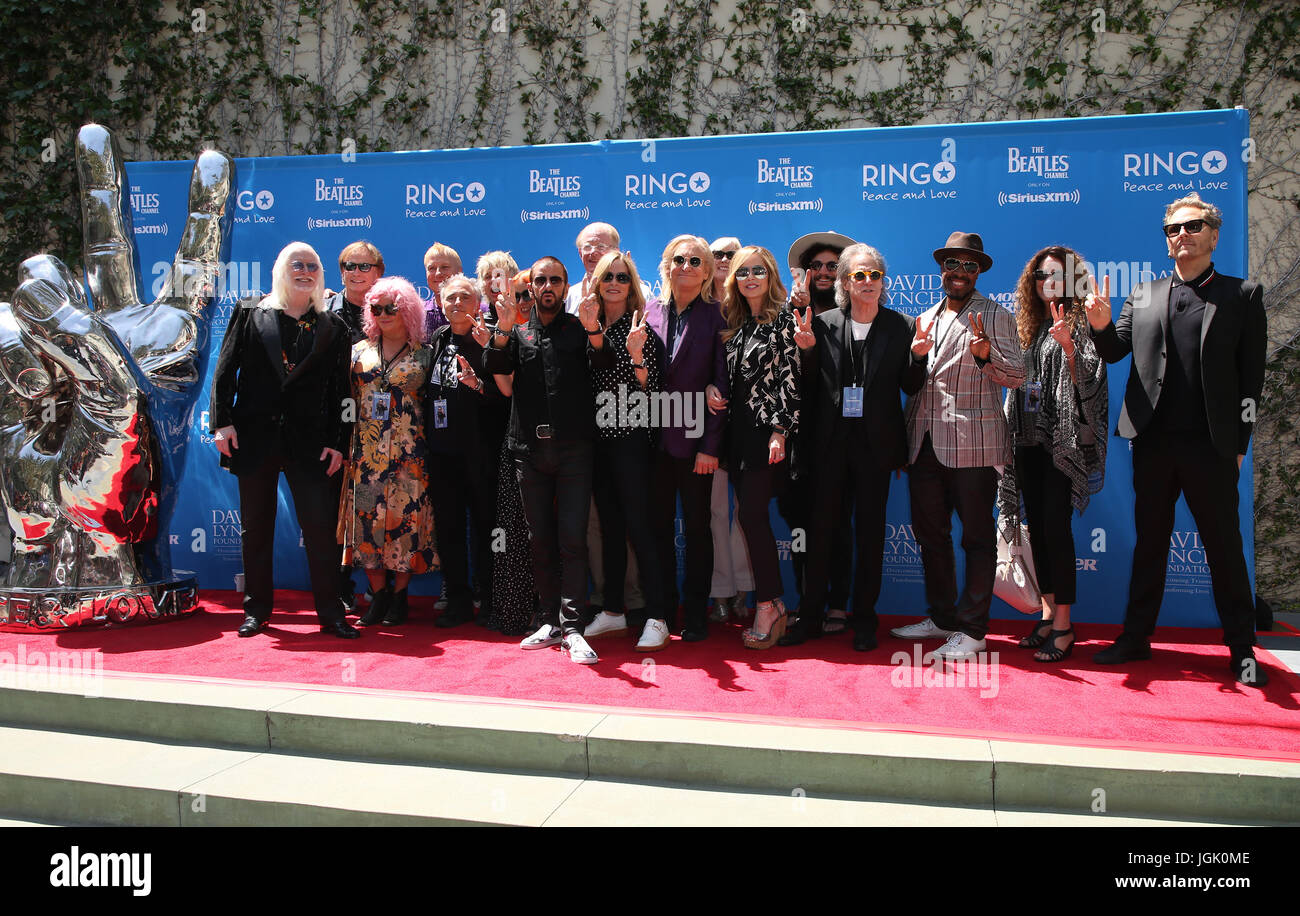 Hollywood, California, USA. 07 Luglio, 2017. Ringo Starr, Barbara Bach, Zak Starkey, Gregg Bissonette, Nils Lofgren, Richard Pagina, Ed Begley Jr, Joe Walsh, Marjorie Bach, Don era, Matt Sorum, Michael Bearden, a Ringo Starr " Peace & Love " Festa di compleanno presso il Capitol Records Towe, la California il 07 luglio, 2017. Credito: Faye Sadou/MediaPunch Credito: MediaPunch Inc/Alamy Live News Foto Stock