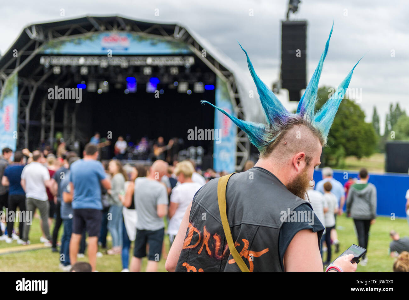 Coventry, Regno Unito. 7 Luglio, 2017. L annuale Coventry Godiva Music Festival ha aperto la notte scorsa con ingenti folle di frequentare per guardare il leggendario New Wave band The Stranglers headline. Il festival si svolge fino a domenica sera con agisce come Kate Nash, esempio, Badfinger e il buio ancora da eseguire. Credito: Andy Gibson/Alamy Live News. Foto Stock