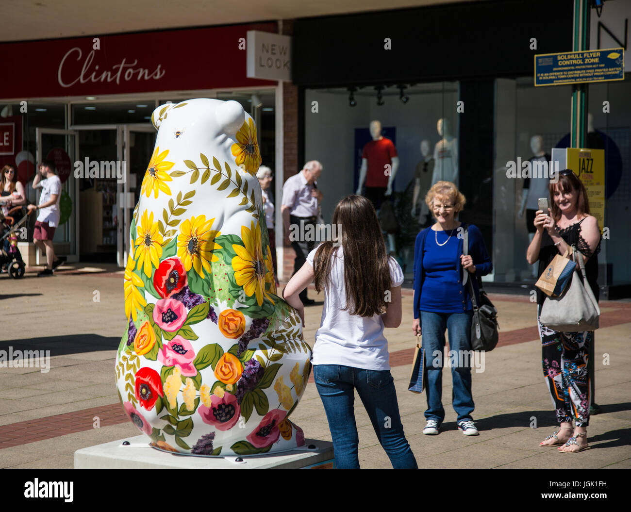 Solihull, Birmingham, Regno Unito. 8 Luglio, 2017. Il fiore portano a Solihull parte del grande orso Seluth trail in congiunzione con Birminghams ospedale infantile,dal lunedì al decimo giorno del mese di luglio è possibile scaricare un'app e unire il sentiero per vedere tutti gli orsi intorno a Birmingham Credito: Steven roe/Alamy Live News Foto Stock