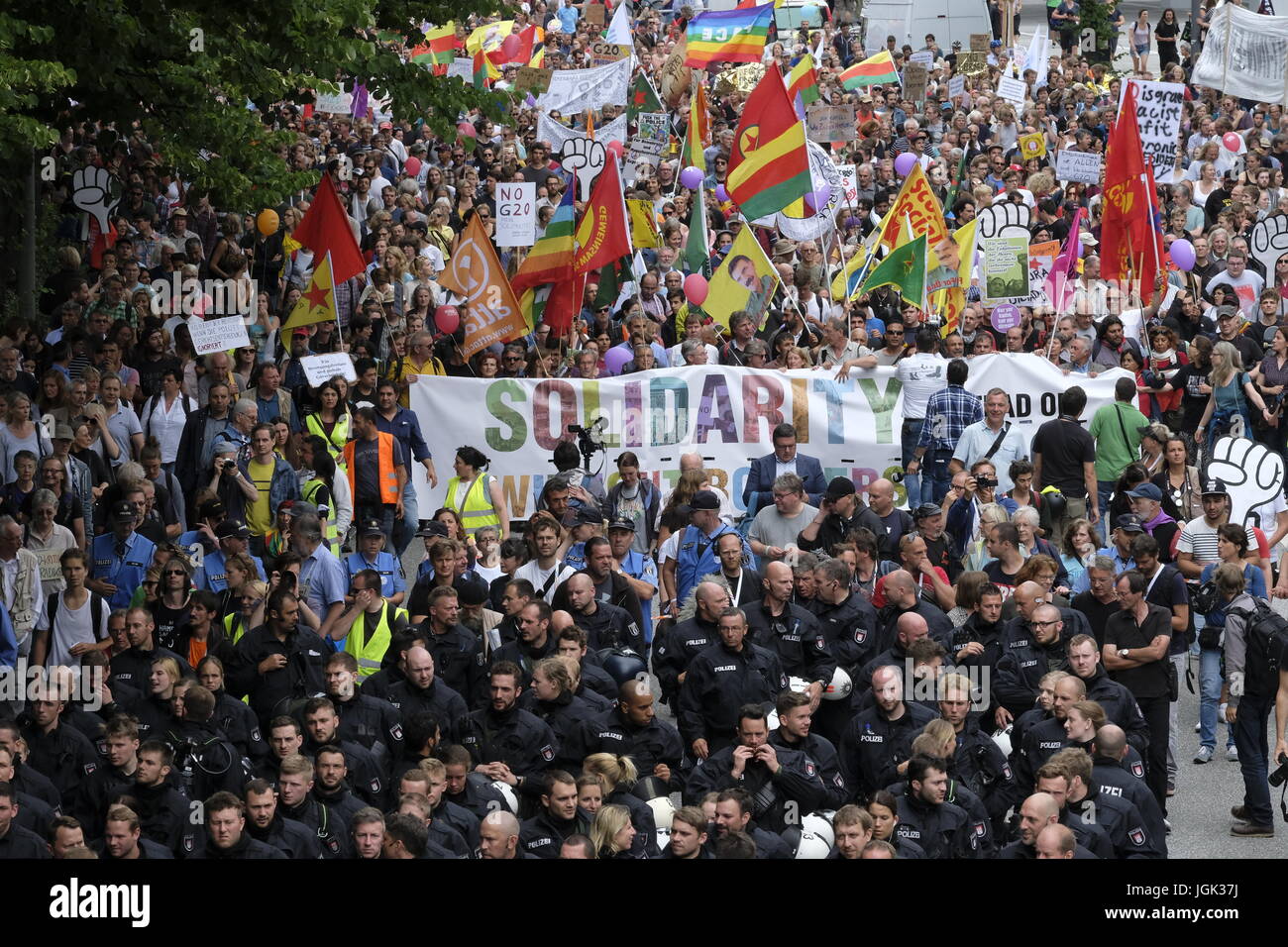 Amburgo, Germania. 08 Luglio, 2017. La polizia marzo di fronte a grandi anti G20 dimostrazione in Hamburg.grande manifestazione contro il G20 marche attraverso il centro di Amburgo. Credito: Iain Masterton/Alamy Live News Foto Stock