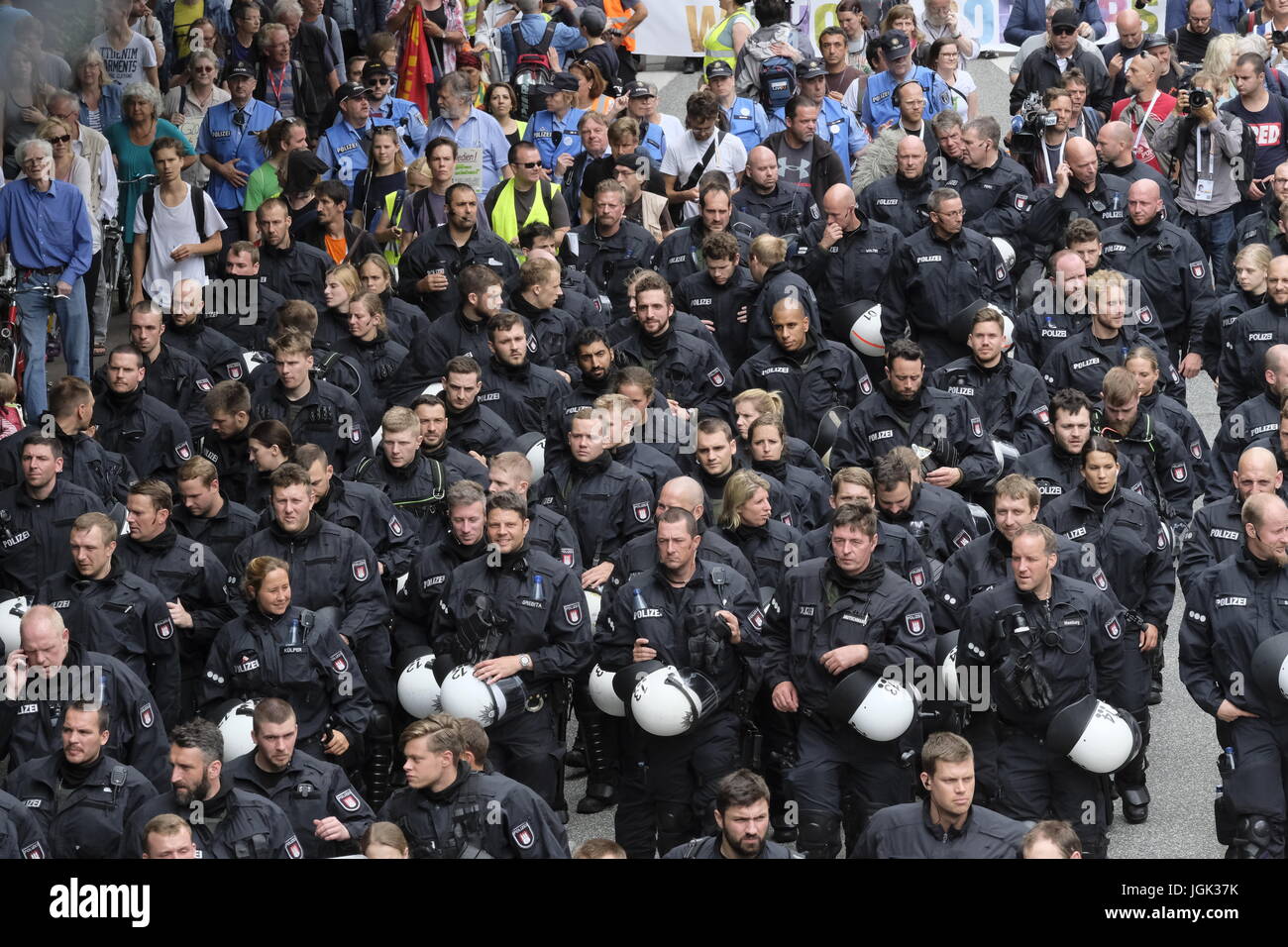 Amburgo, Germania. 08 Luglio, 2017. La polizia marzo di fronte a grandi anti G20 dimostrazione in Hamburg.grande manifestazione contro il G20 marche attraverso il centro di Amburgo. Credito: Iain Masterton/Alamy Live News Foto Stock