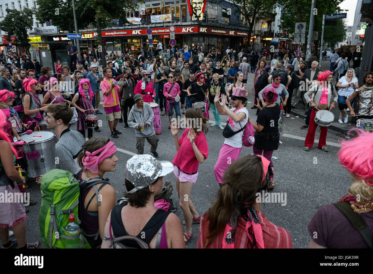 Amburgo, Germania. 07 Luglio, 2017. Germania, Amburgo, protesta rally sul Reeperbahn in St. Pauli contro summit G-20 nel luglio 2017/DEUTSCHLAND, Hamburg St. Pauli, dimostrazione di protesta auf der Reeperbahn gegen G20 Gipfel in Hamburg Credito: Joerg Boethling/Alamy Live News Foto Stock