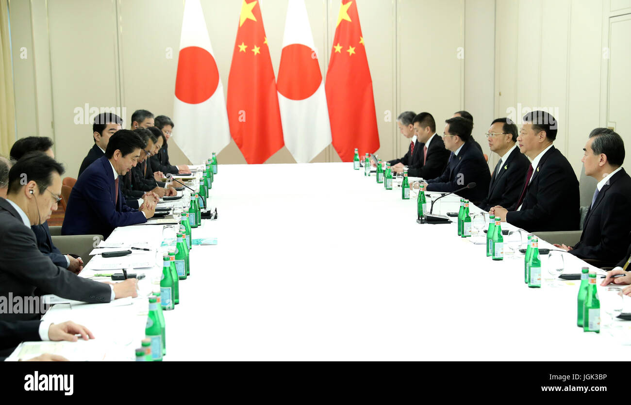 (170708) -- Amburgo, Luglio 8, 2017 (Xinhua) -- Il presidente cinese Xi Jinping incontra il primo ministro giapponese Shinzo Abe a Amburgo, Germania, 8 luglio 2017. (Xinhua/Ma Zhancheng) (lb) Foto Stock