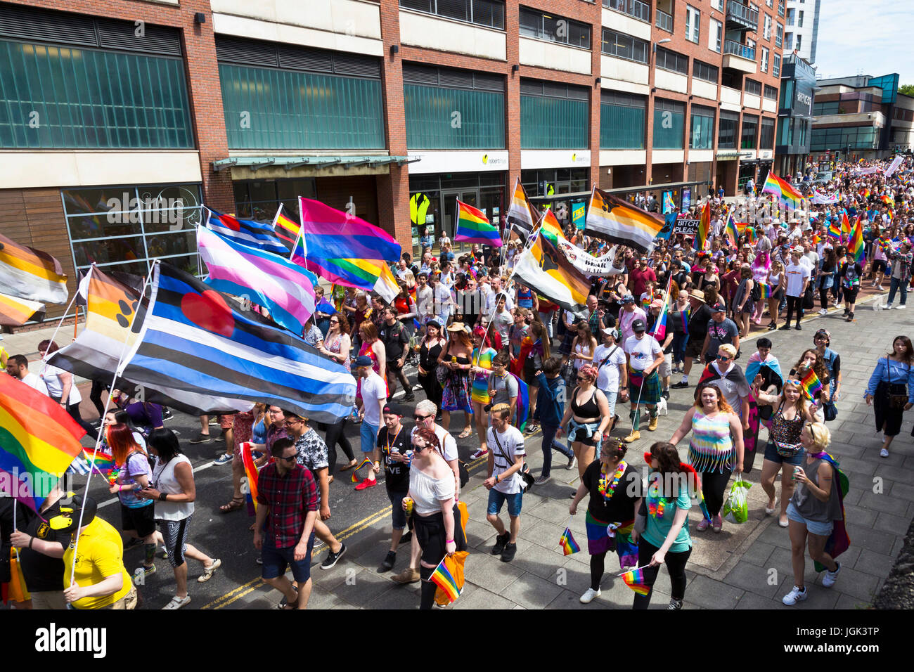 Bristol, Regno Unito. 8 Luglio, 2017. I partecipanti in un corteo attraverso il centro della città come parte del Bristol Pride Festival. Credito: Elizabeth Nunn/Alamy Live News. Foto Stock