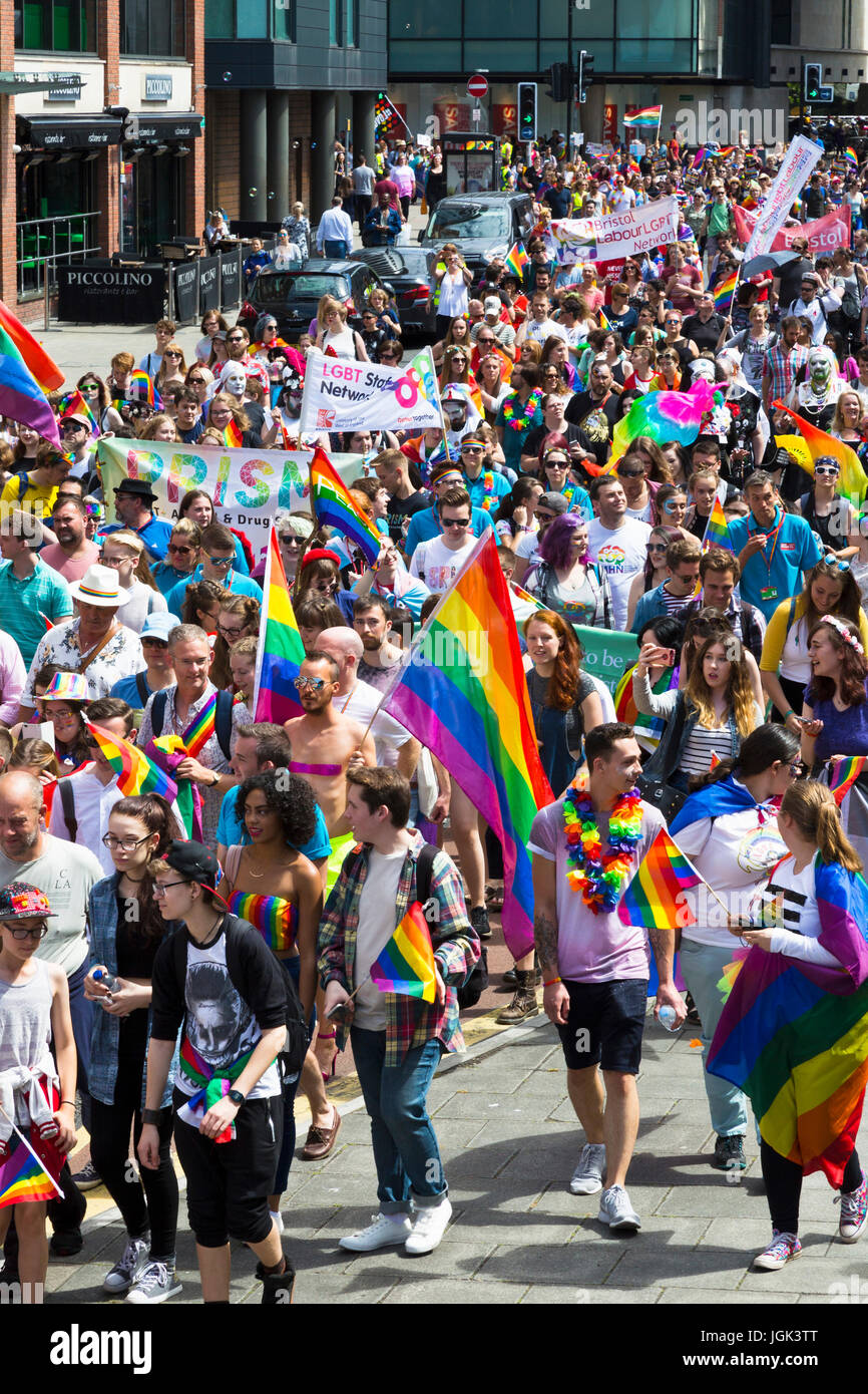 Bristol, Regno Unito. 8 Luglio, 2017. I partecipanti in un corteo attraverso il centro della città come parte del Bristol Pride Festival. Credito: Elizabeth Nunn/Alamy Live News. Foto Stock