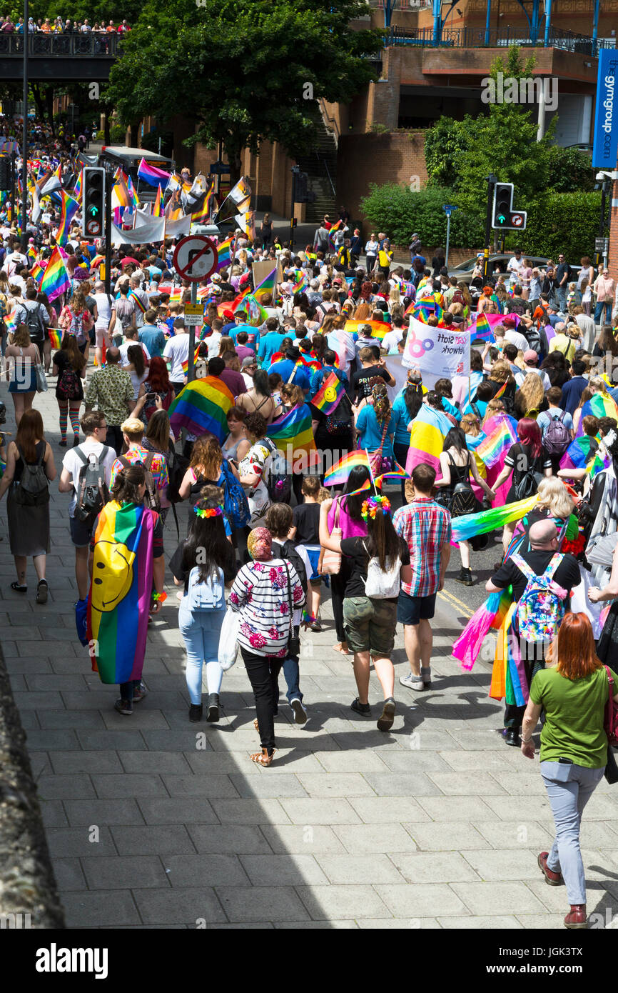 Bristol, Regno Unito. 8 Luglio, 2017. I partecipanti in un corteo attraverso il centro della città come parte del Bristol Pride Festival. Credito: Elizabeth Nunn/Alamy Live News. Foto Stock