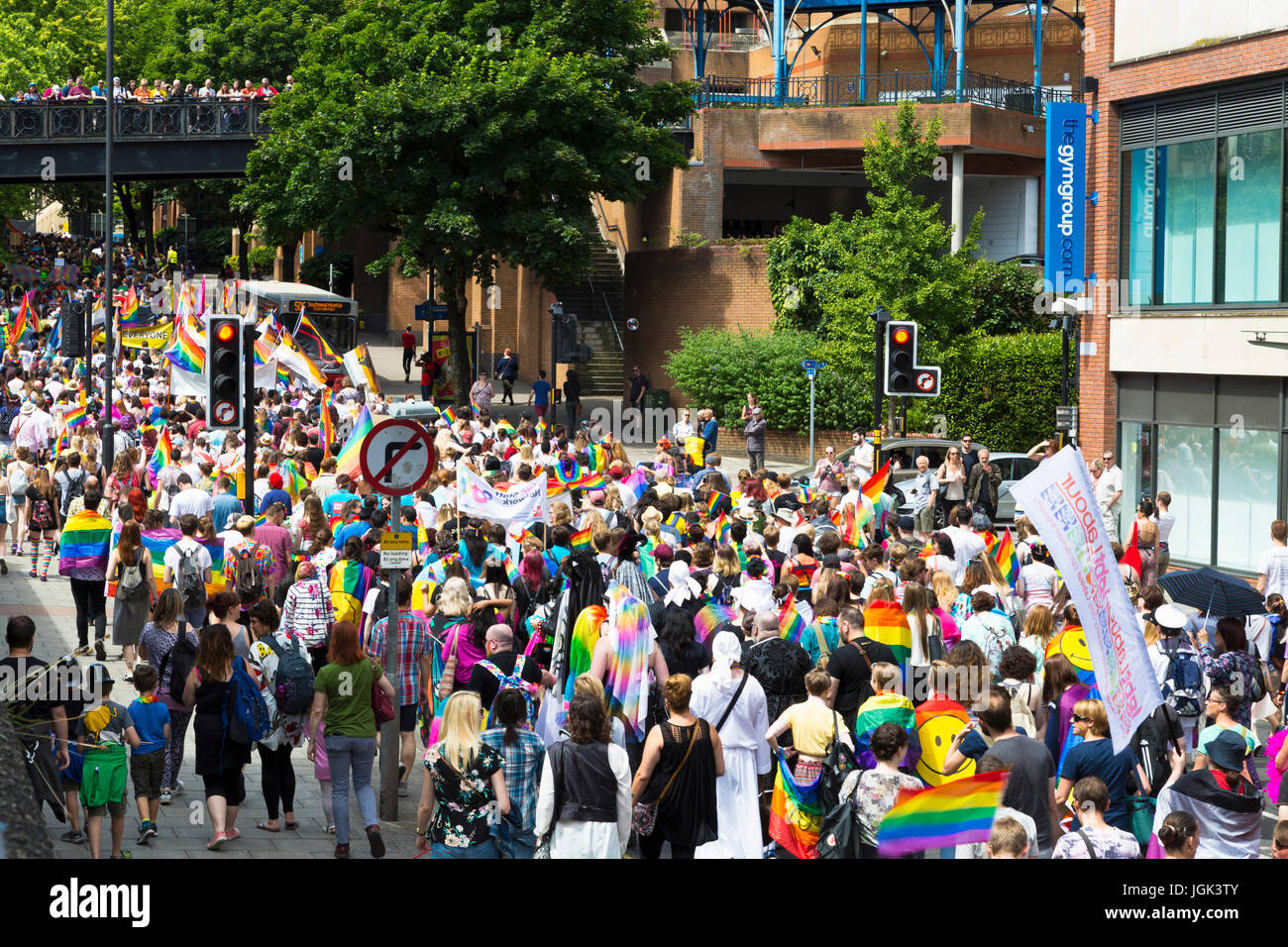 Bristol, Regno Unito. 8 Luglio, 2017. I partecipanti in un corteo attraverso il centro della città come parte del Bristol Pride Festival. Credito: Elizabeth Nunn/Alamy Live News. Foto Stock