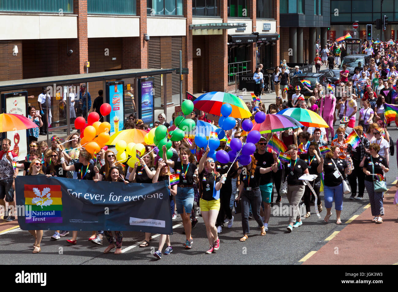 Bristol, Regno Unito. 8 Luglio, 2017. I partecipanti in un corteo attraverso il centro della città come parte del Bristol Pride Festival. Credito: Elizabeth Nunn/Alamy Live News. Foto Stock