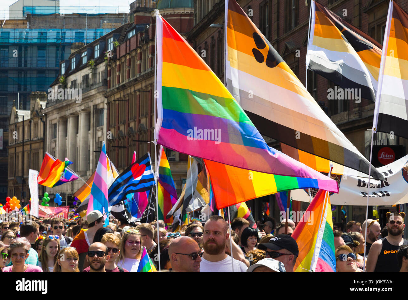 Bristol, Regno Unito. 8 Luglio, 2017. I partecipanti in un corteo attraverso il centro della città come parte del Bristol Pride Festival. Credito: Elizabeth Nunn/Alamy Live News. Foto Stock