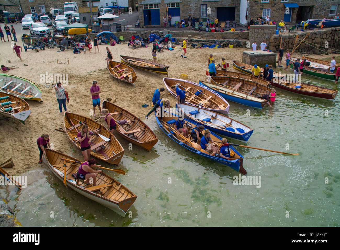 Mousehole, Cornwall, Regno Unito. 8 luglio 2017. Regno Unito Meteo. Il clima caldo è durato in sabato in Mousehole, per l annuale del club di canottaggio regata. Club da tutti intorno a Cornwall competere, impostazione off dal piccolo porto di gara in Mounts Bay. Credito: Simon Maycock/Alamy Live News Foto Stock