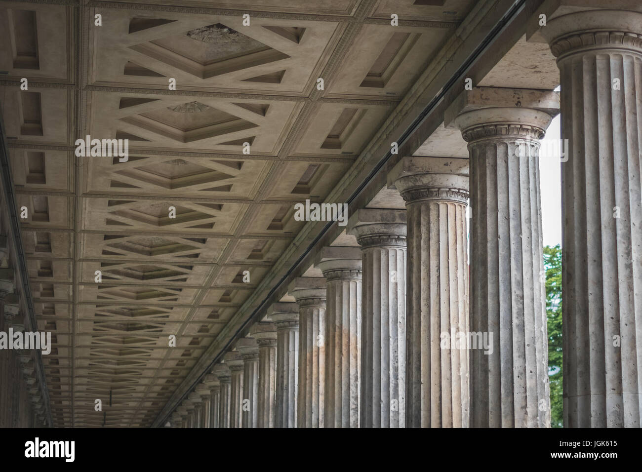 Architettura storica - colonne presso la vecchia galleria nazionale di Berlino Foto Stock