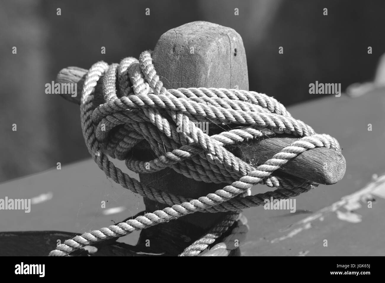 La corda sulla piccola barca a remi, dettaglio. Foto Stock