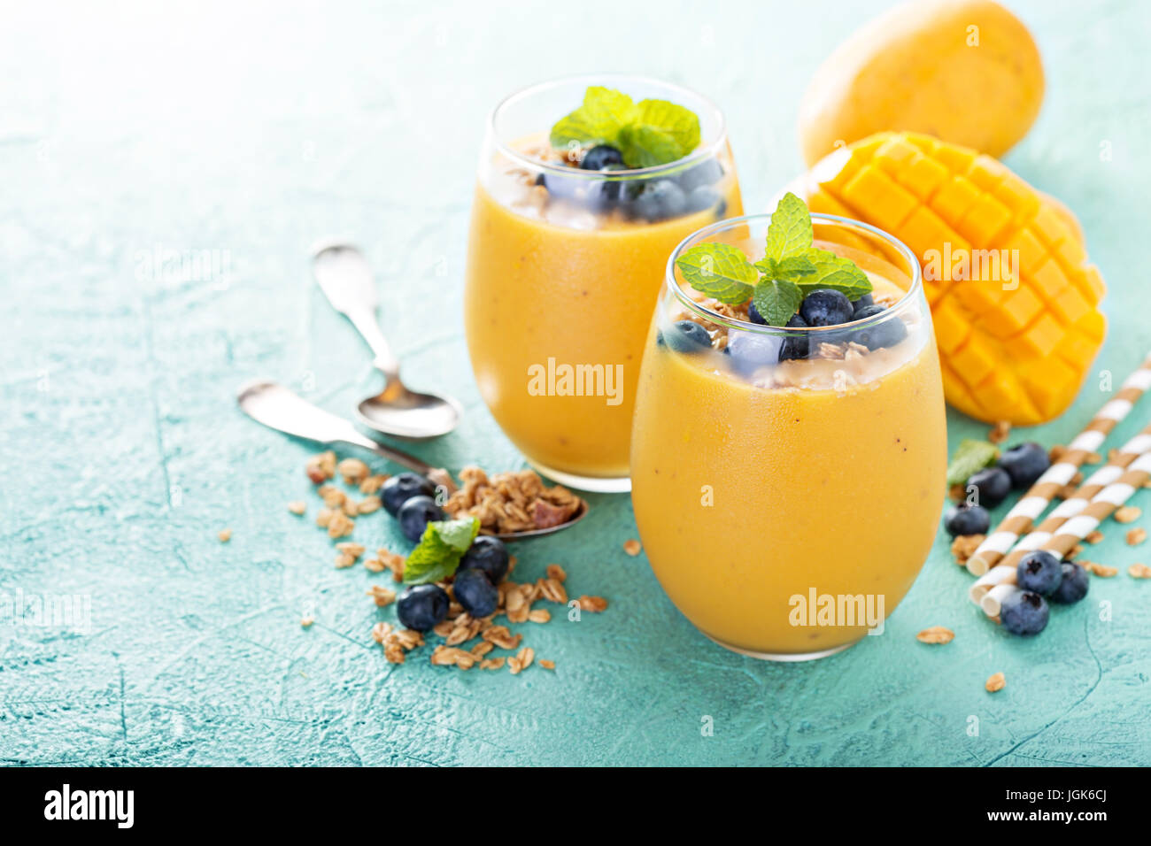Frullato di mango in bicchieri Foto Stock