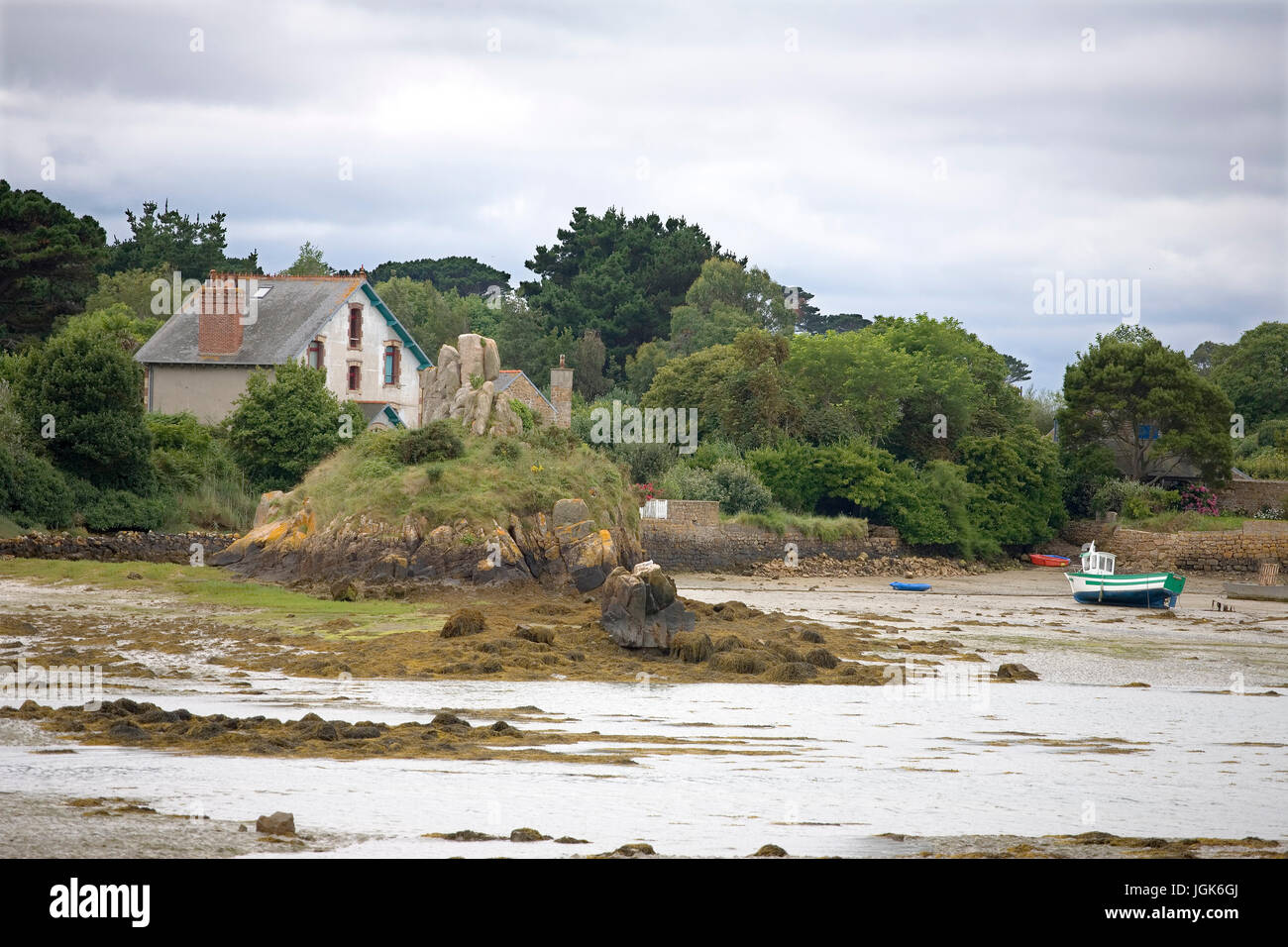 Baie de la Corderie: una tranquilla insenatura sulla costa occidentale dell'Île-de-Bréhat a bassa marea: Côtes-d'Armor Bretagna, Francia Foto Stock