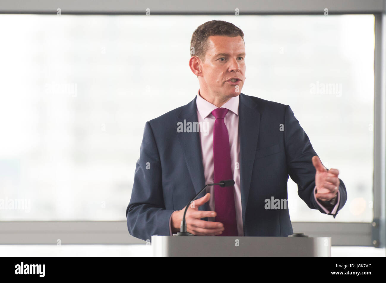 Plaid Cymru AM Rhun ap Iorwerth parla durante un evento presso il Senedd nella Baia di Cardiff, Galles, UK. Foto Stock