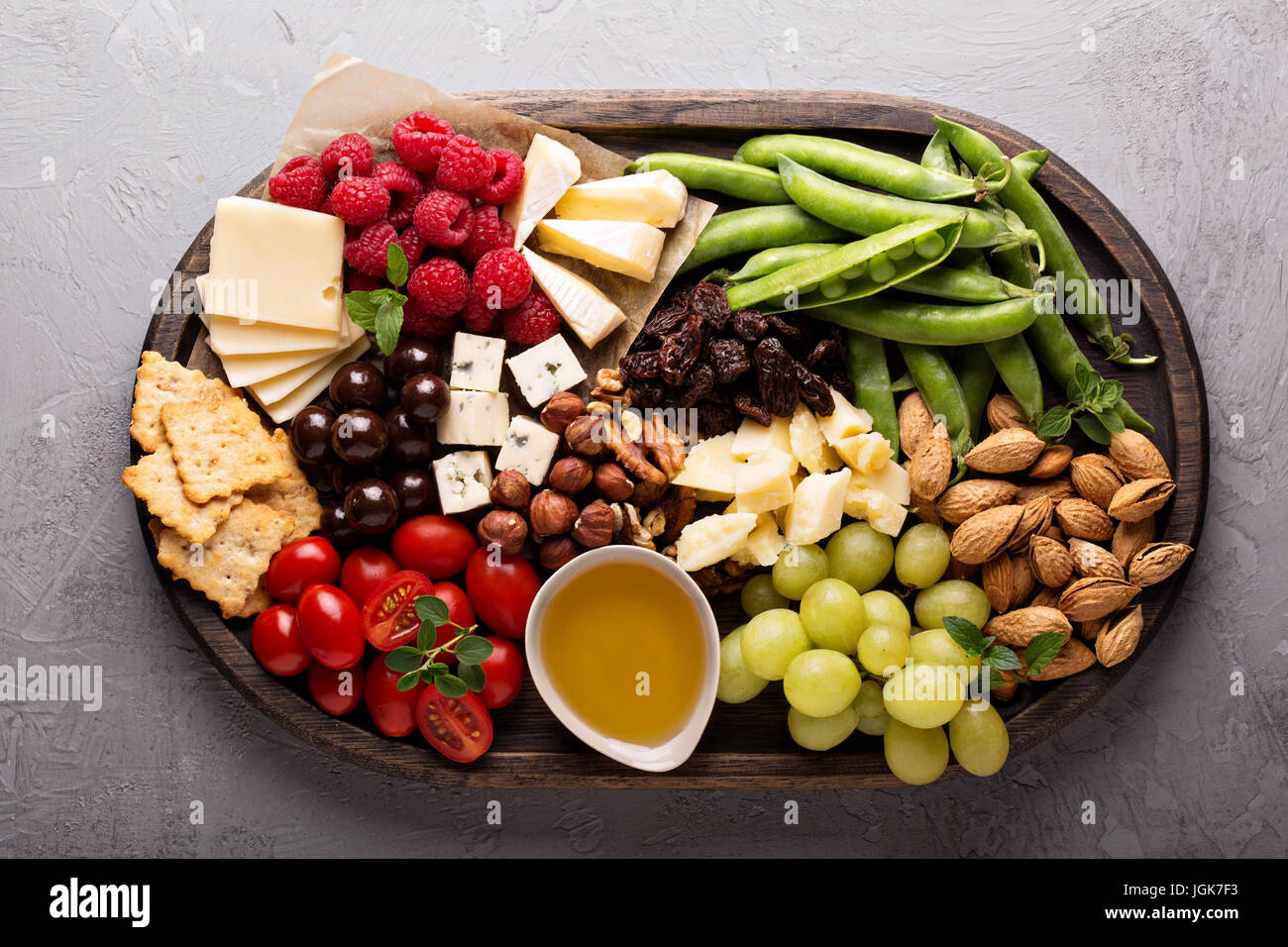 Il piatto di formaggi con frutta e verdura fresche Foto Stock