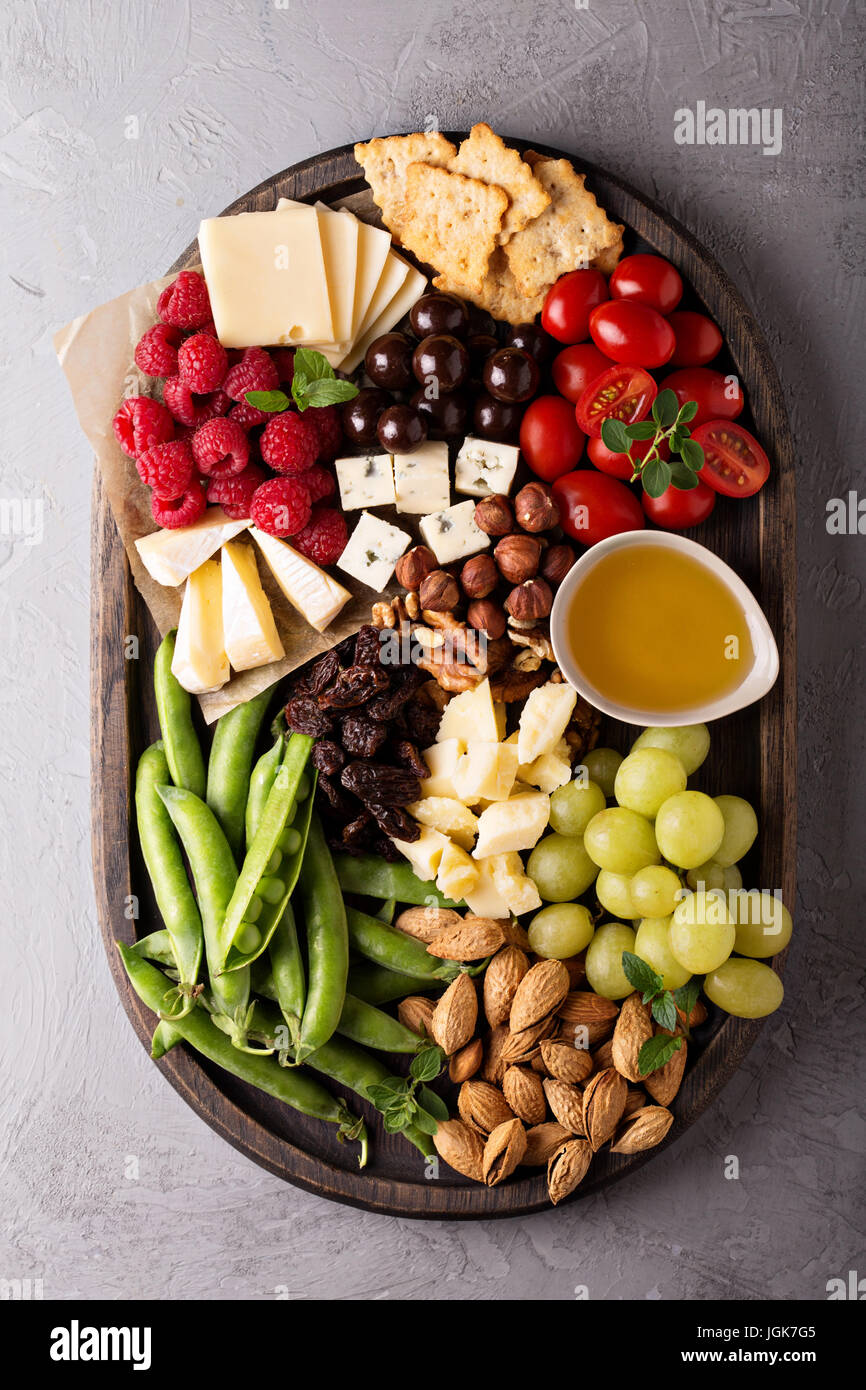 Il piatto di formaggi con frutta e verdura fresche Foto Stock