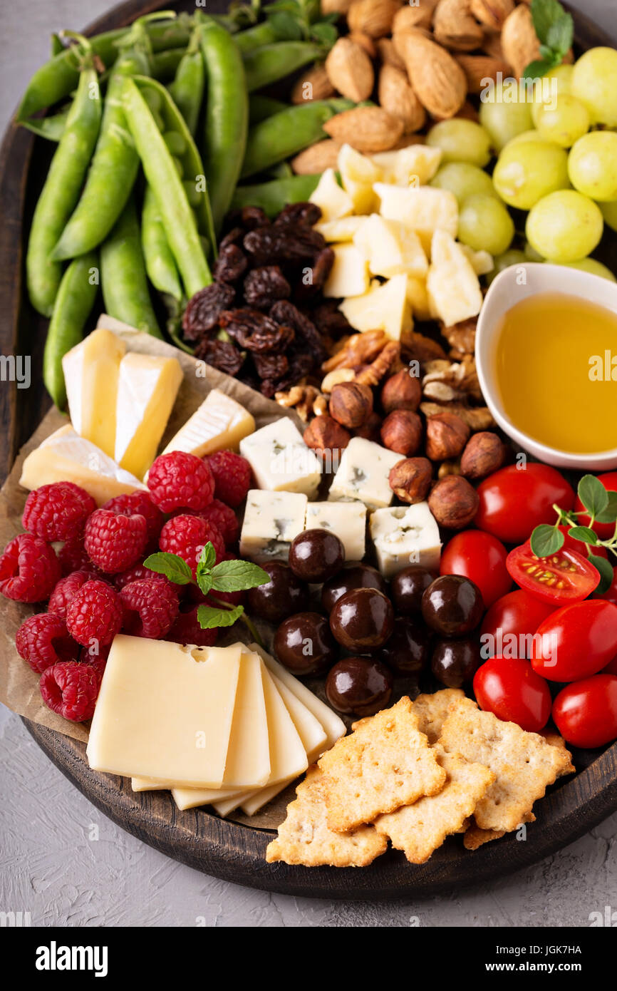 Il piatto di formaggi con frutta e verdura fresche Foto Stock