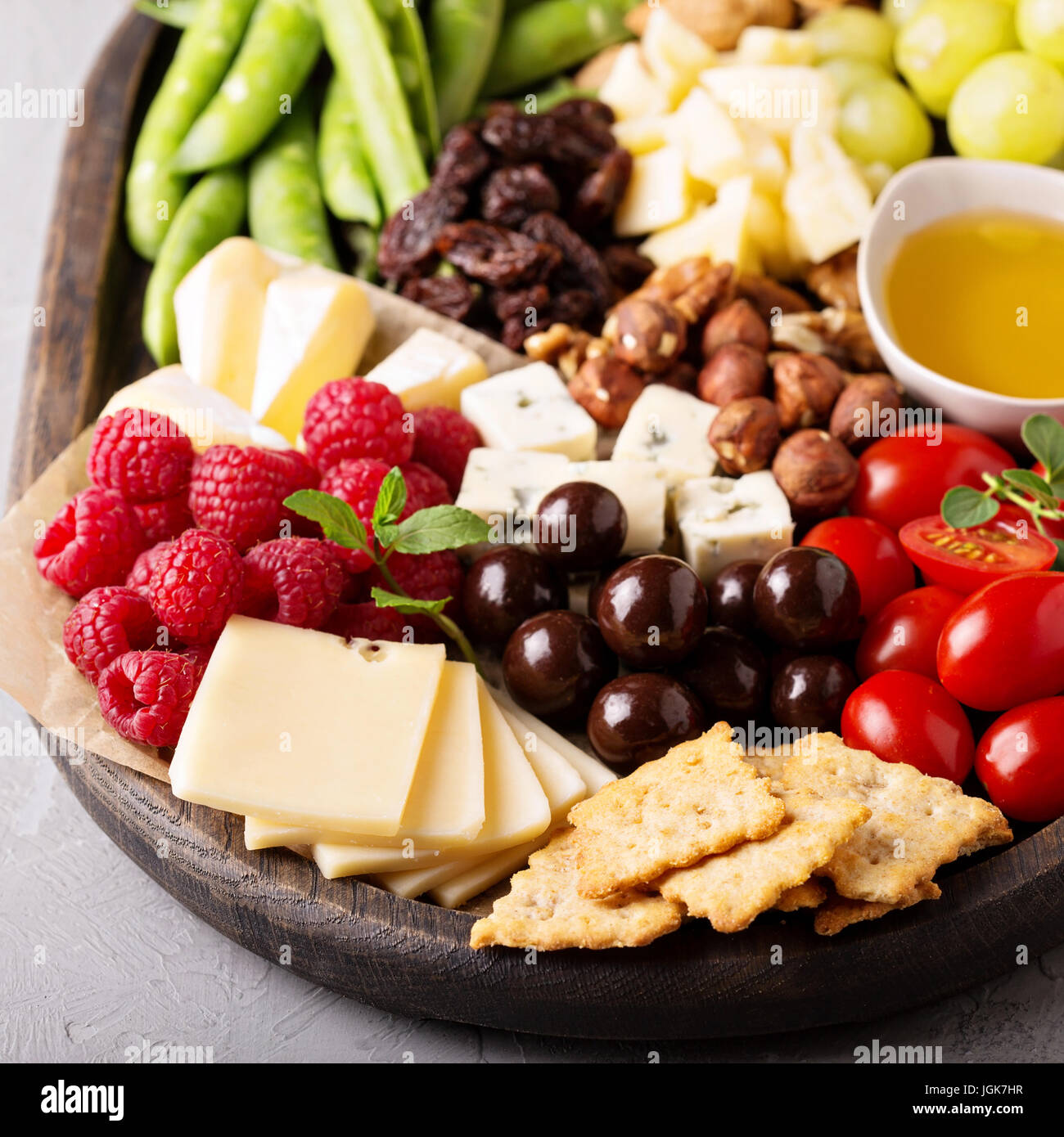 Il piatto di formaggi con frutta e verdura fresche Foto Stock