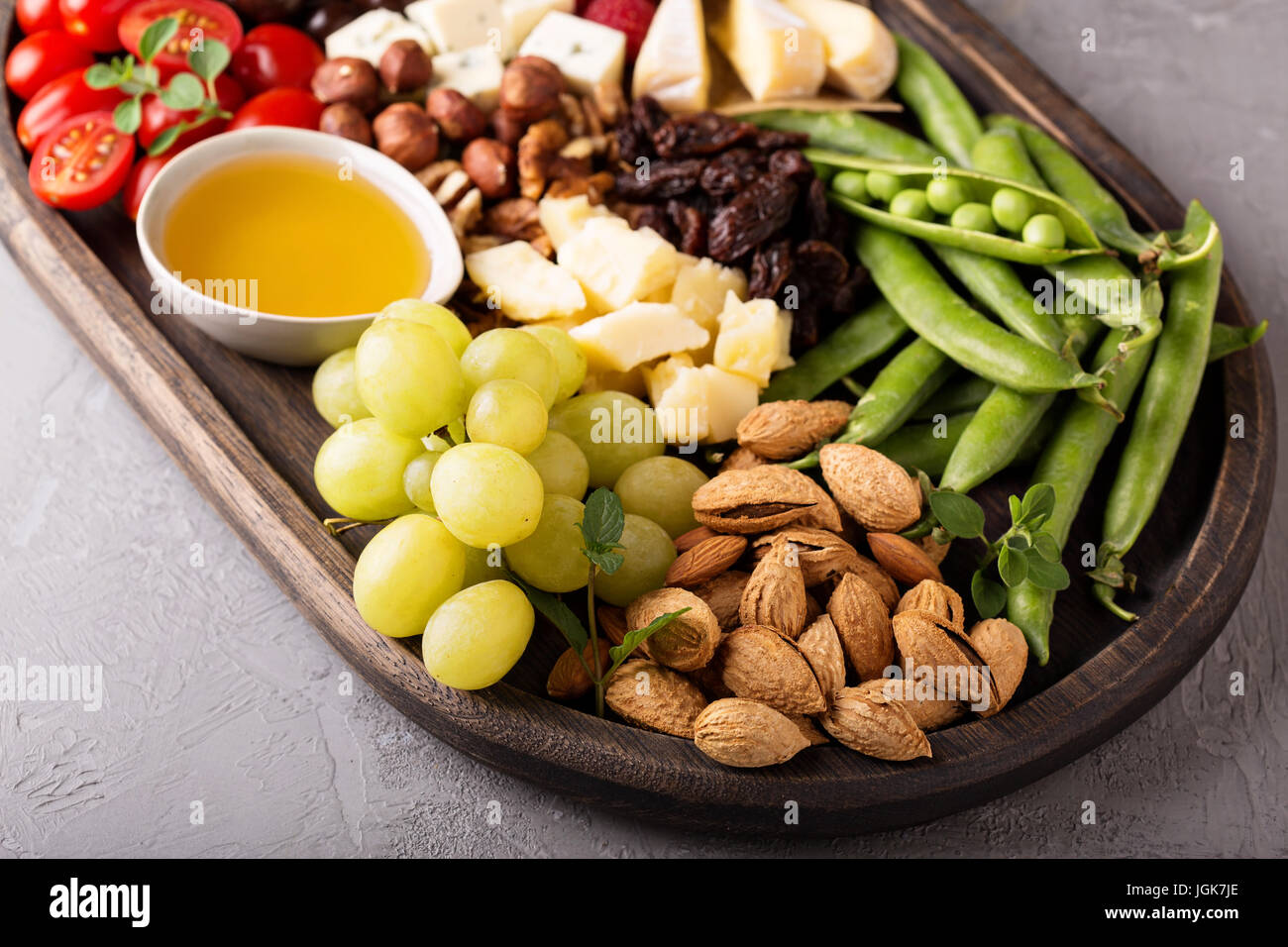 Il piatto di formaggi con frutta e verdura fresche Foto Stock