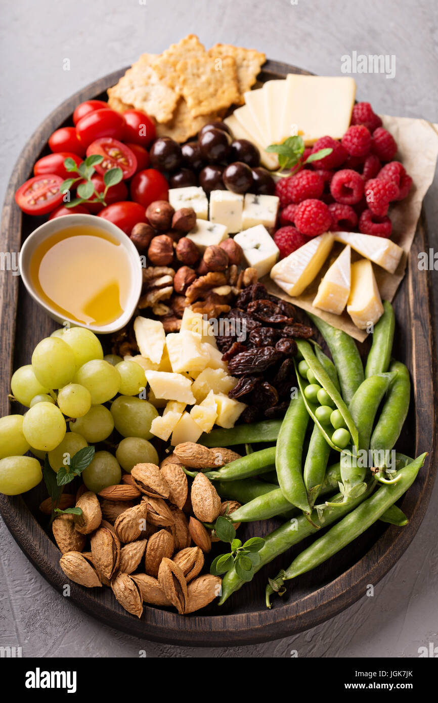Il piatto di formaggi con frutta e verdura fresche Foto Stock