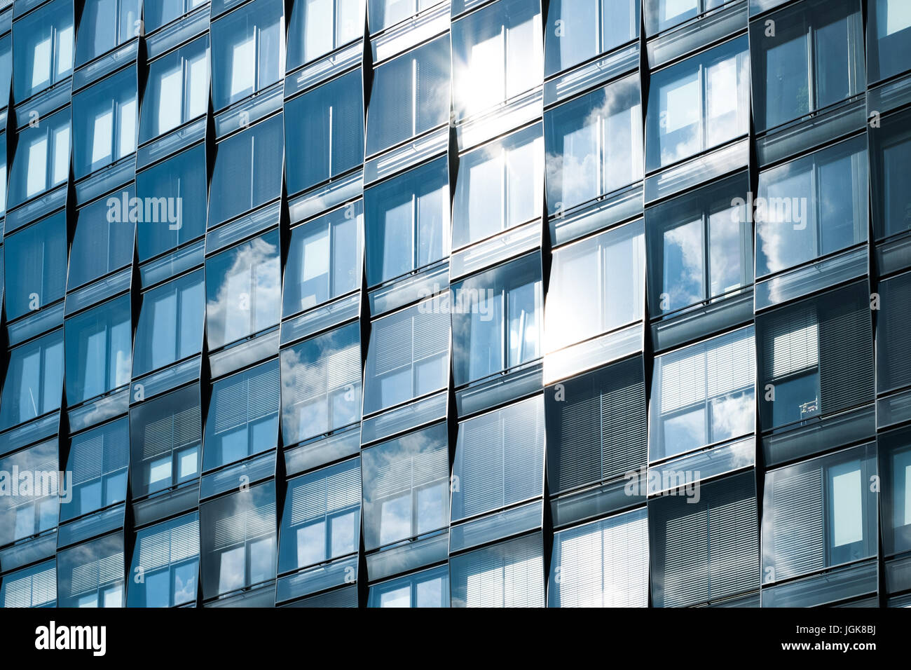 Edificio moderno della facciata - ufficio finestre sky riflessione Foto Stock